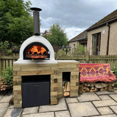 Base de four à pizza avec espace de rangement et banc / 2,7 x 0,9 x 0,95 m