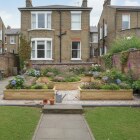 Jardinière bois frontière avec potager surélevé central / 6.675m x 6.4m x 0.45m