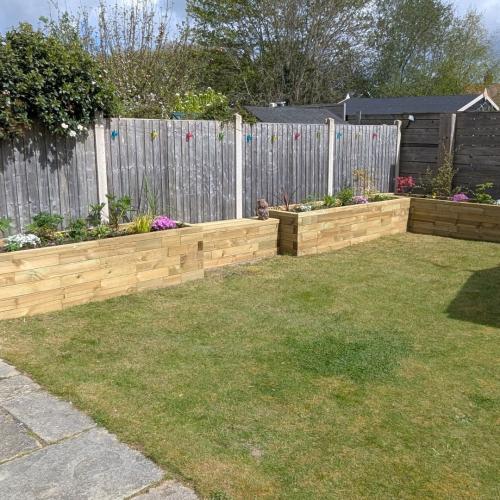 La jardinière surélevée de John avec banc intégré