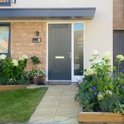 Les jardinières surélevées devant la maison de Ruth