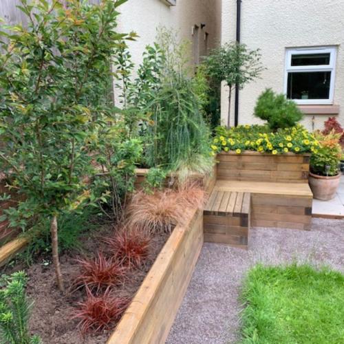 Les jardinières sur mesure avec banc intégré d’Helen et Mitchell