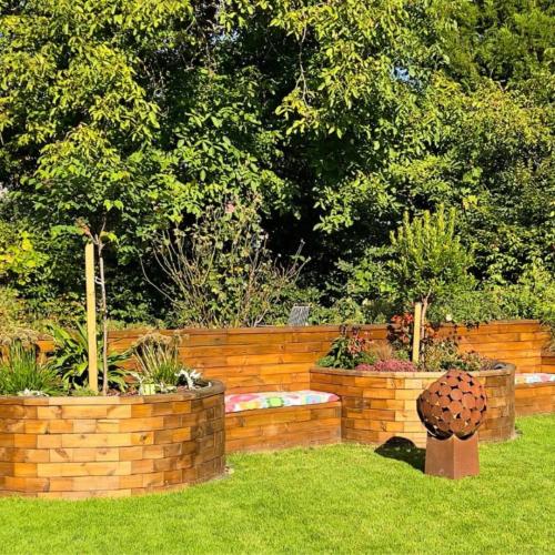Le mur d’Eric avec des jardinières en demi-lune