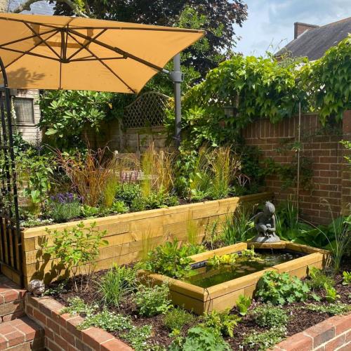 La nouvelle bordure surélevée du jardin de Barry